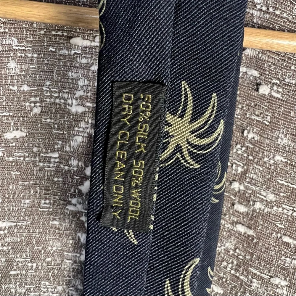 Vintage Giorgio Armani Made in Italy Silk Classic Cut‎ Standard Length Neck Tie